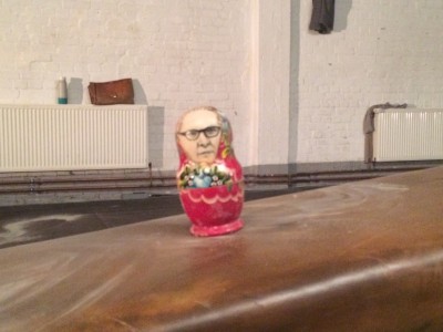 Viel Gutes in der Matroschka: Margot Honecker hat den Gatten immer bei sich. (Foto: HHF/NF)