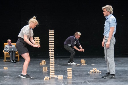 Immer höher, immer weiter. Doch wer zu hoch baut, hat beim Jenga letzten Endes doch verloren.  Bild: Thalia Theater Stop Being Poor Norwegische Theaterakademie Fredrikstad Von und mit Anders Firing Aardal, Matias Askvik, David Jensen, Marthe Sofie Løkeland Eide, Ylva Owren und Heiki Eero Riipinen Abdruck honorarfrei gegen Nachweis: Körber-Stiftung /Krafft Angerer   Kontakt: Körber-Stiftung Kehrwieder 12 20457 Hamburg 040-808192-172 lubbe@koerber-stiftung.de www.koerber-stiftung.de