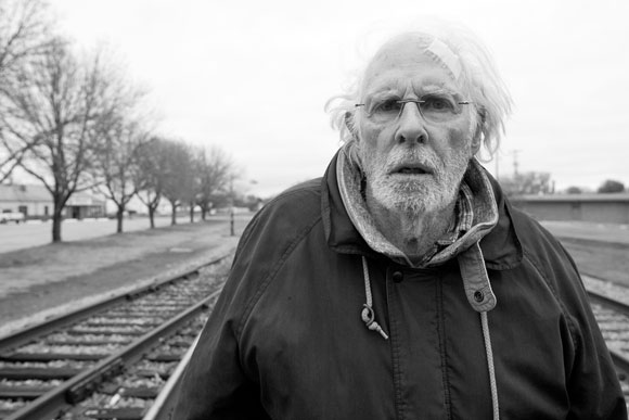 Zug nach Nirgendwo: Woody Grant (Bruce Dern) auf dem Weg zur ersten Million (Bild: Paramount)